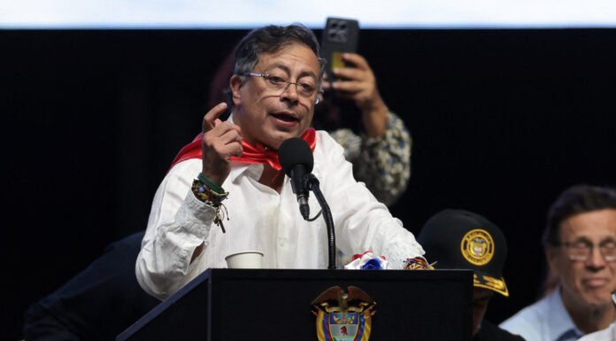 Tensões entre Colômbia e Equador: Petro Denuncia Ataque Aéreo e Busca Mediação dos EUA