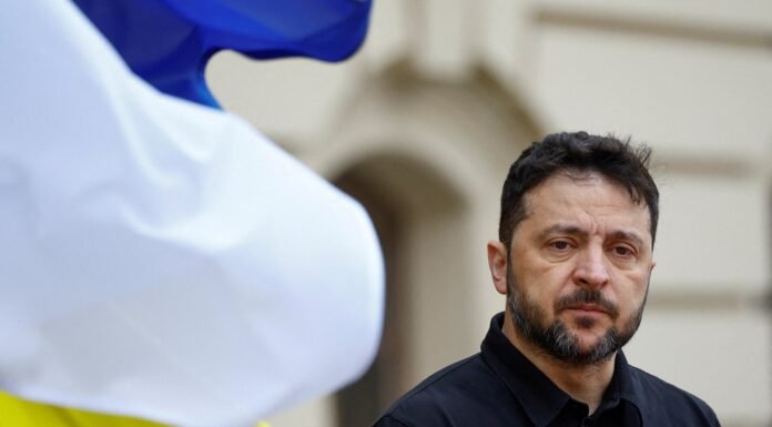 Ataque aéreo em Kiev resulta em fatalidades e destruição significativa