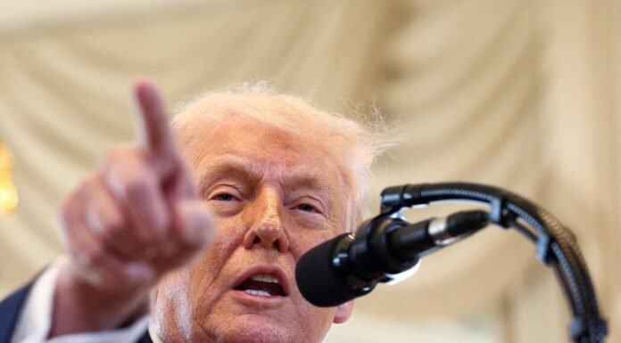 Trump Anuncia Formação de Coalizão para Escoltar Navios no Estreito de Ormuz