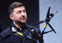 Zelenskiy realiza visita à linha de frente oriental enquanto Ucrânia e Rússia efetivam troca de prisioneiros