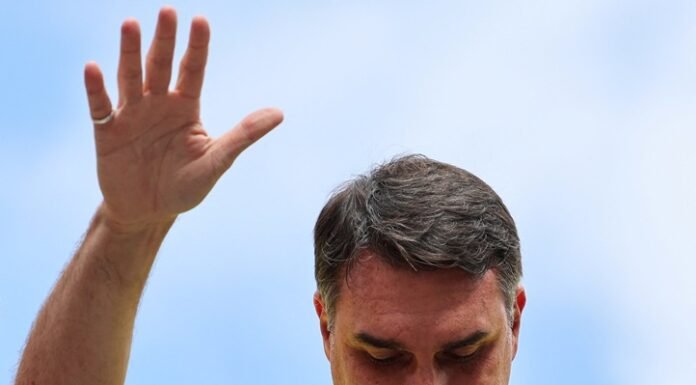 Flávio Bolsonaro Lidera Movimento para Revogar Veto de Lula sobre Réus do 8 de Janeiro