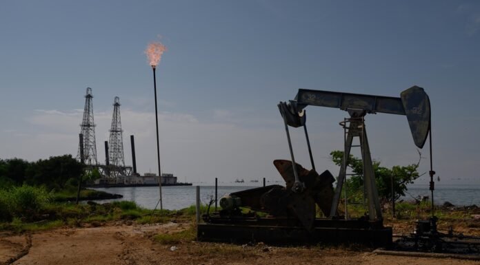 Alta do Petróleo em 2026: O Impacto da Crise no Irã e Perspectivas Futuras