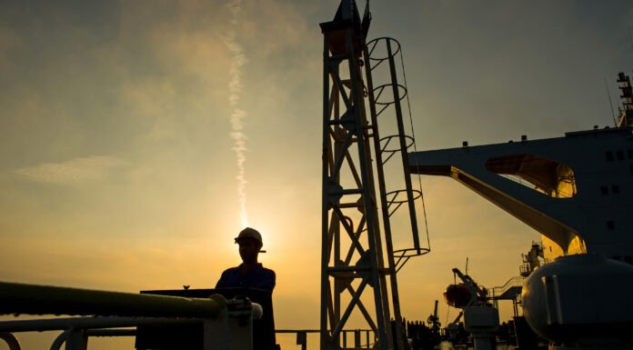 Escassez de Superpetroleiros no Golfo Pérsico Aumenta Risco de Crise Logística