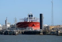 EUA Reduzem Sanções à Venezuela para Aumentar Produção de Petróleo em Meio à Crise Global