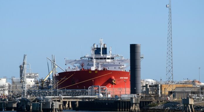 EUA Reduzem Sanções à Venezuela para Aumentar Produção de Petróleo em Meio à Crise Global