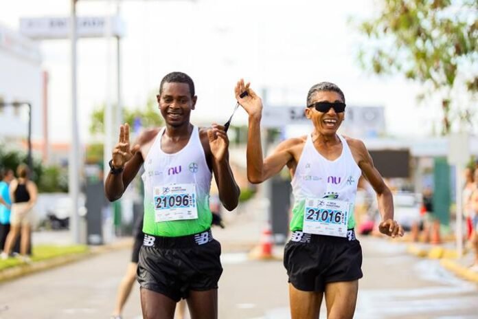 463835_1196590_apa___antonio_carlos_e_o_guia_laeI_rcio