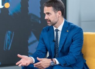 Eduardo Leite Critica Legado de Bolsonaro e Propõe Nova Abordagem Política em SP