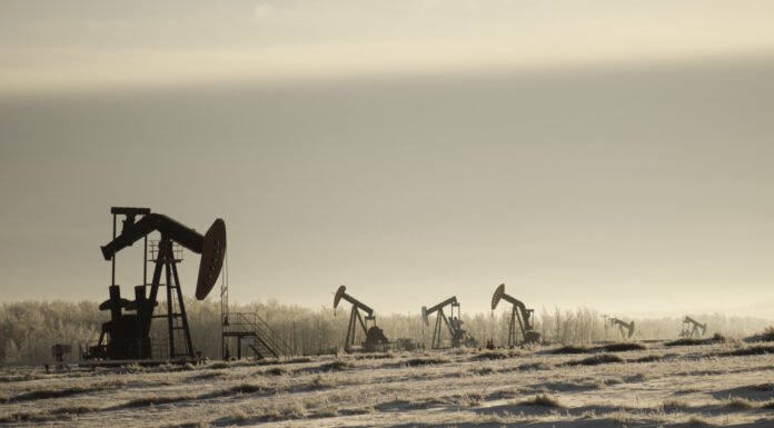 Petróleo atinge pico em quase quatro anos devido a interrupções no Oriente Médio