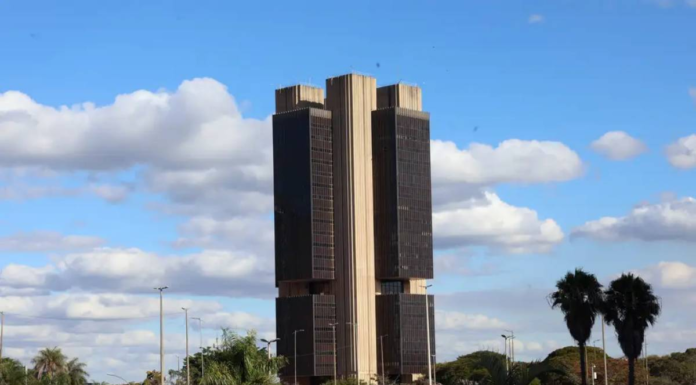 Decisões de Juros Dominam o Calendário Econômico da Semana