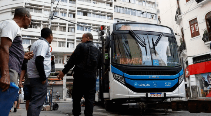 Crise de Segurança no Rio: Incêndios e Sequestros de Ônibus Após Morte de Chefe do Tráfico