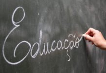 Conflito em Escola Municipal de Petrolina: Mãe Relata Constrangimento e Discussão com Gestora