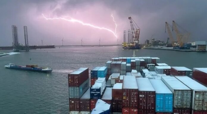 Conflito no Oriente Médio impulsiona aumento de 8% no índice global de preços de contêineres