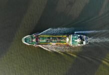 A Crise no Estreito de Ormuz: Frota Fantasma e Desafios do Petróleo Ilegal