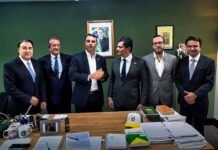 Flávio Bolsonaro Apresenta Sérgio Moro como Pré-Candidato ao Governo do Paraná