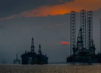 EUA Concedem Isenção de Sanções por 30 Dias para Comércio de Petróleo Iraniano