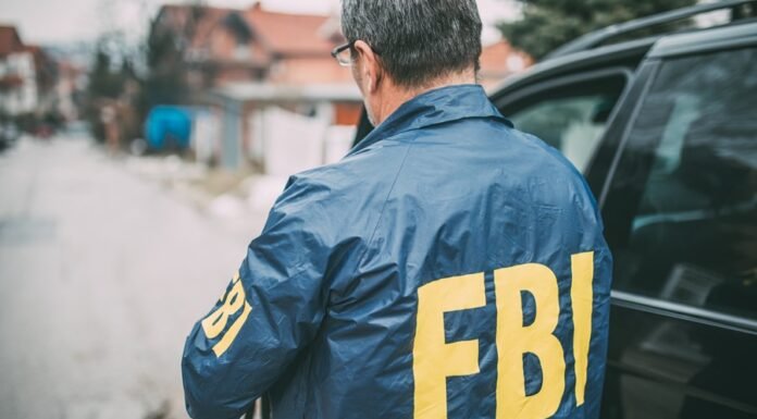 Tiroteio em Austin, Texas, Resulta em Mortes e Suspeitas de Terrorismo