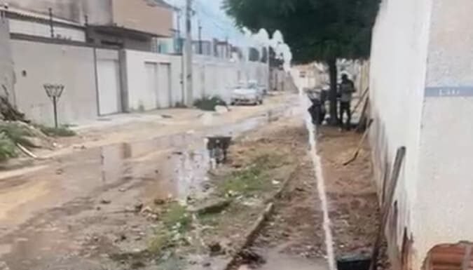 Moradores do Cohab Massangano Enfrentam Vazamento de Água Prolongado