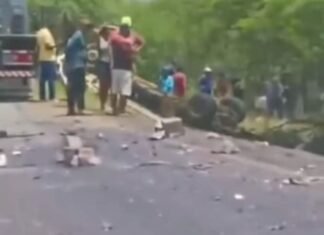 Acidente Grave na BA-210: Caminhão Tomba e Motorista Fica Ferido em Maniçoba