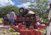 Caminhonete Carregada de Uvas Capota na Zona Rural de Petrolina