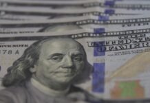 Dólar apresenta queda e fecha a R$ 5,21 em dia de correção financeira