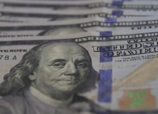 Dólar apresenta queda e fecha a R$ 5,21 em dia de correção financeira
