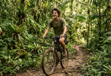 Christian Batista: O Jovem de Terra Santa que Encantou a Internet ao Cantar e Pedalar