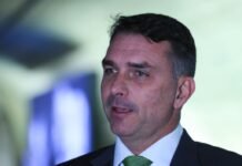 Flávio Bolsonaro Enfatiza Combate ao Feminicídio em Campanha Presidencial