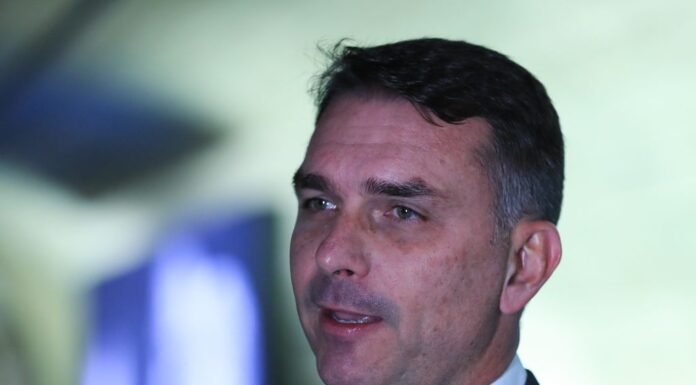 Flávio Bolsonaro Enfatiza Combate ao Feminicídio em Campanha Presidencial