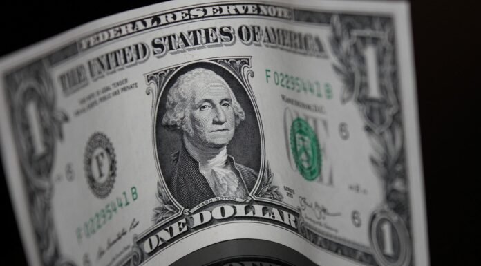 Dólar se valoriza em meio a tensões geopolíticas no Oriente Médio