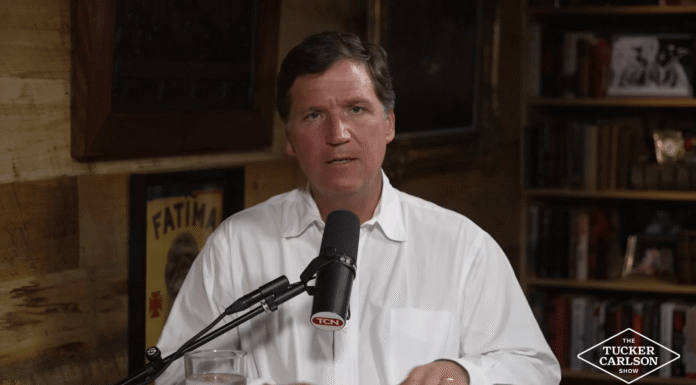Tucker Carlson Alega Que a CIA Busca Incriminá-lo Após Críticas à Guerra do Irã