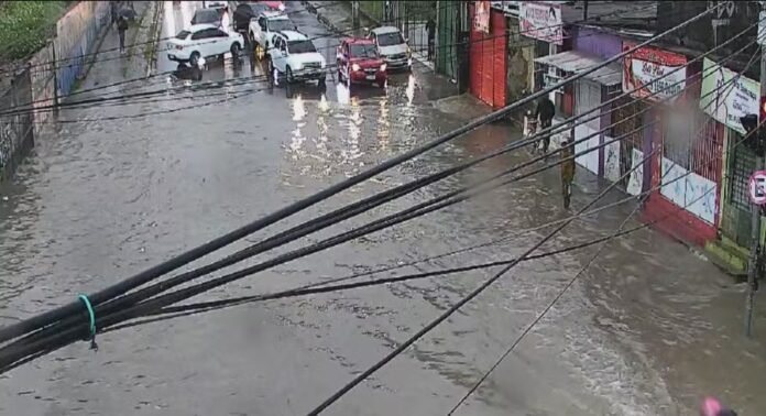 Chuva intensa no Grande Recife provoca alagamentos e paralisa atividades Edição de