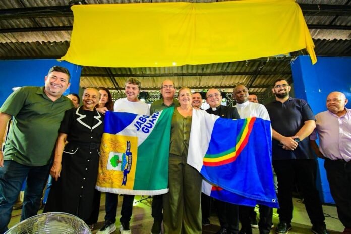 prestígio e apoio - FalaPE FalaPE Início Equipe Contato Andréa Medeiros reúne li