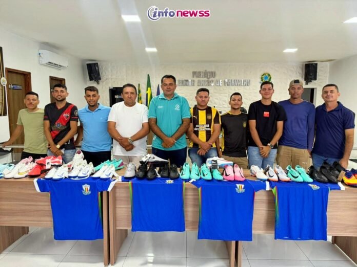 meio da Secretaria Municipal de Esporte e Lazer, realizou a entrega de materiais