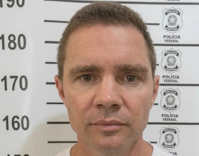 mostrar o banqueiro flertando com três mulheres ao mesmo tempo.Ela recebeu um ap