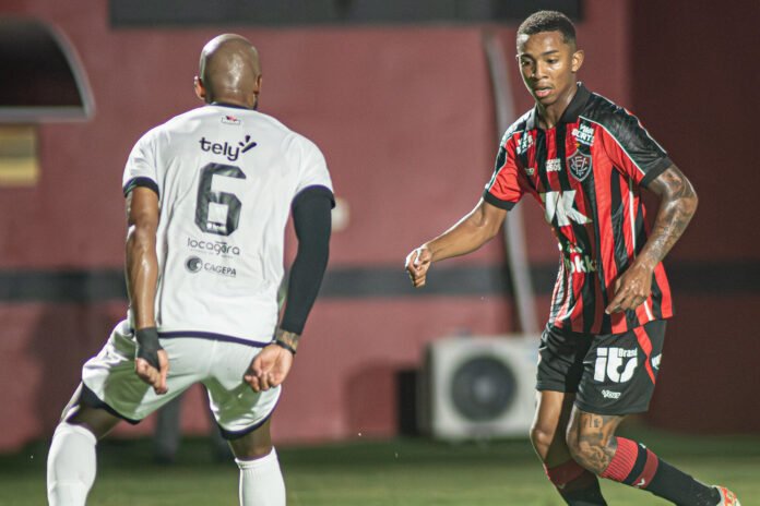 Gol contra bizarro marca derrota do Vitória no Pituaçu