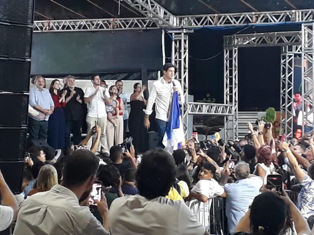 João Campos destaca apoio de Lula em discurso de despedida