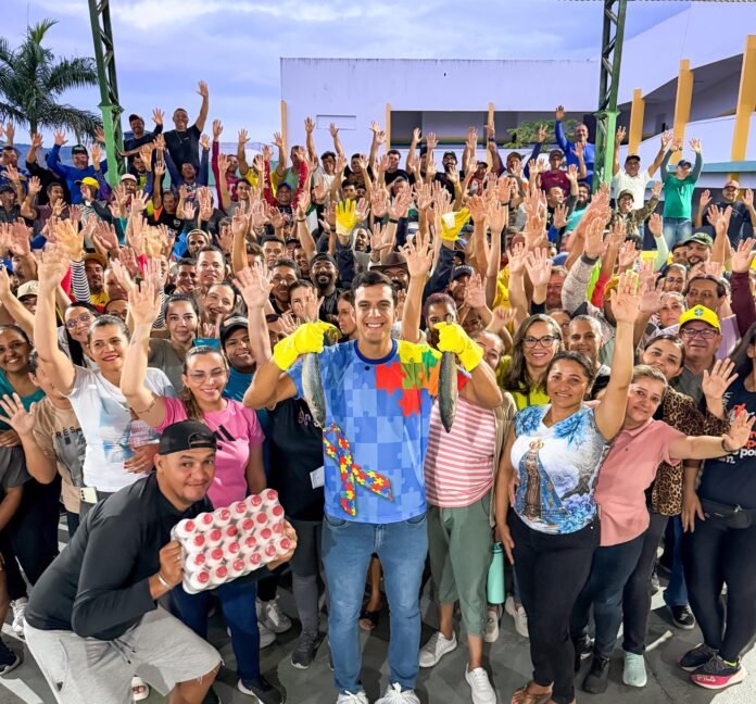 Prefeito distribui 9 toneladas de peixe e 7 mil cocos em São Joaquim do Monte