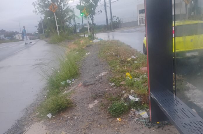 Descarte de entulhos na PE-15 gera transtornos para pedestres