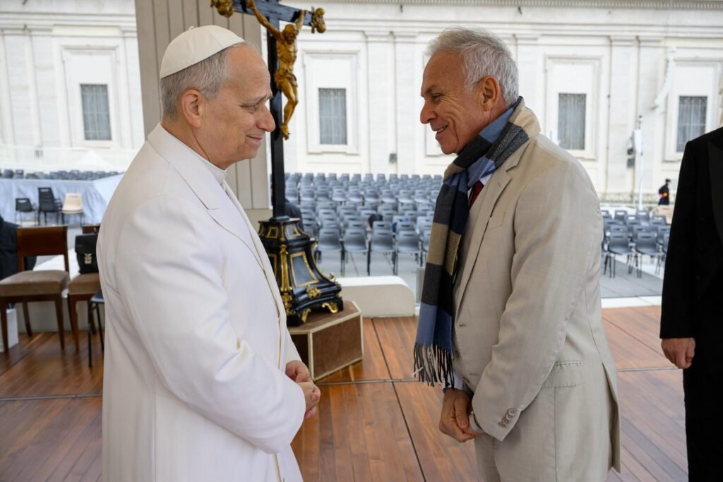 Prefeito de Vitória de Santo Antão se encontra com Papa Leão XIV no Vaticano