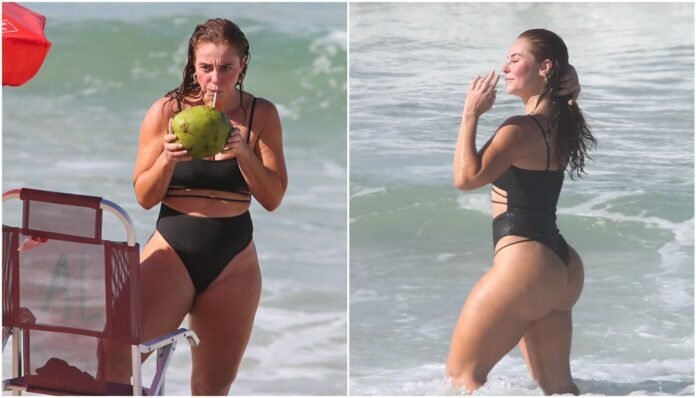 Atriz é vista em momento de descontração na praia da Barra da Tijuca