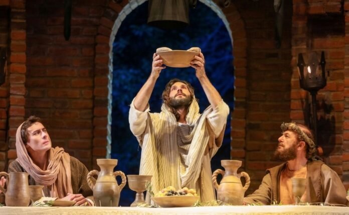 Encerramento da Paixão de Cristo em Nova Jerusalém atrai multidão em 2026 Encerramento da Paixão de Cristo em Nova Jerusalém atrai multidão em 2026