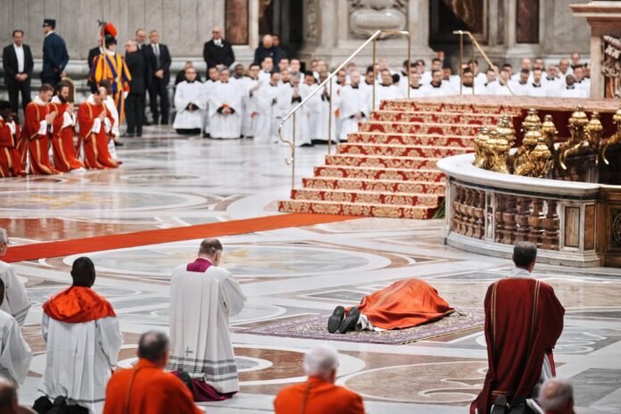 Papa Leão XIV realiza primeira missa de Sexta-Feira Santa e clama por paz