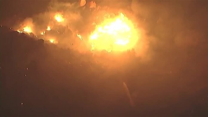 Incêndios na Califórnia forçam evacuações em meio a ventos fortes Incêndios na Califórnia forçam evacuações em meio a ventos fortes