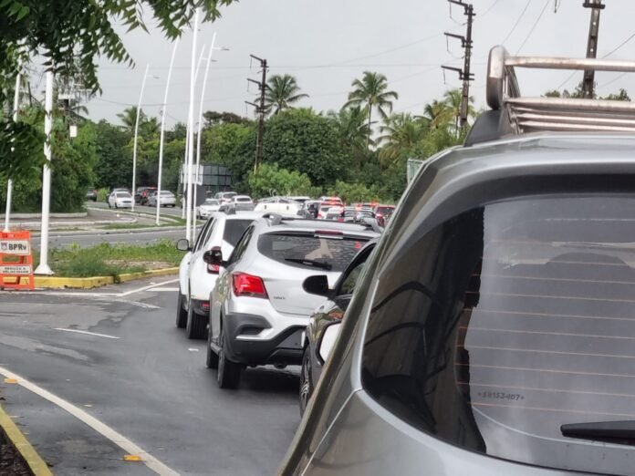 Trânsito caótico marca retorno de feriado em Porto de Galinhas Trânsito caótico marca retorno de feriado em Porto de Galinhas