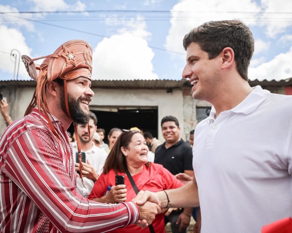 João Campos alcança 3 milhões de seguidores após visitas no interior
