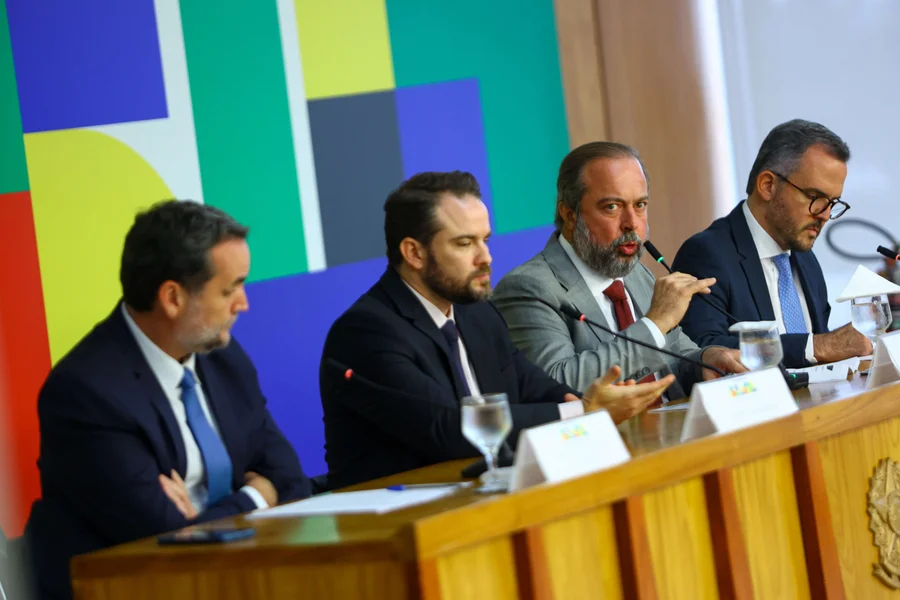 Governo lança medidas para estabilizar preços de combustíveis e passagens aéreas