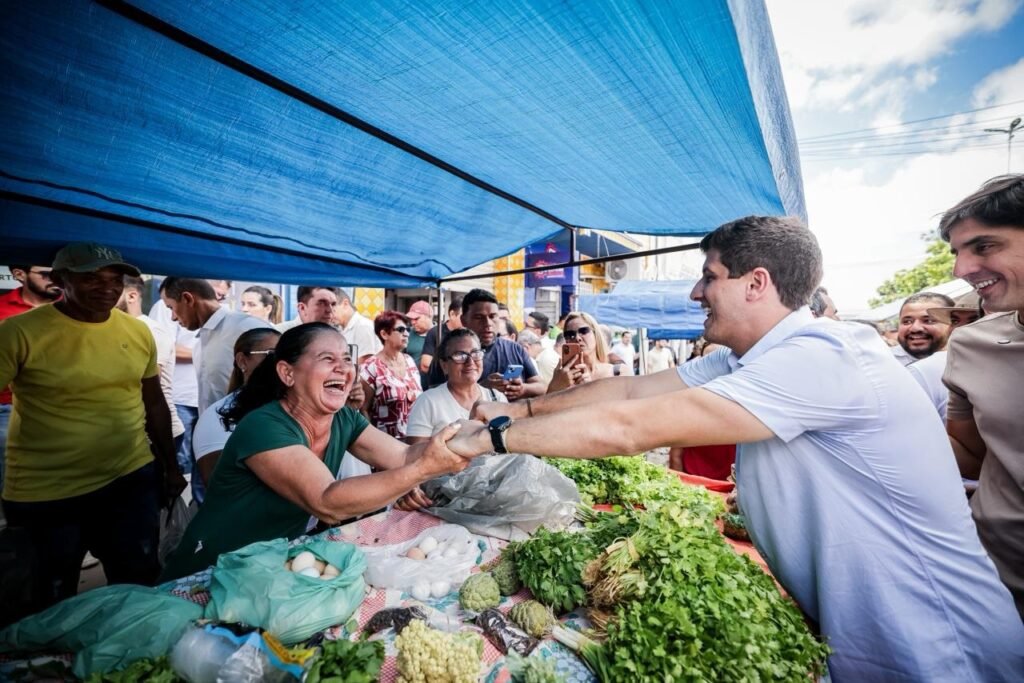 João Campos destaca futuro de Pernambuco em visita a feira no Sertão