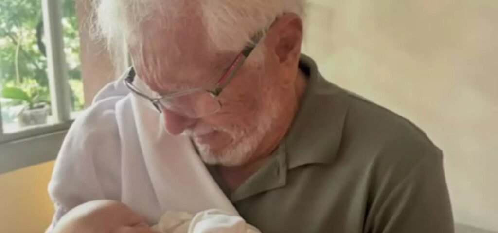 Carlos Alberto de Nóbrega celebra encontro com bisneto e emociona fãs