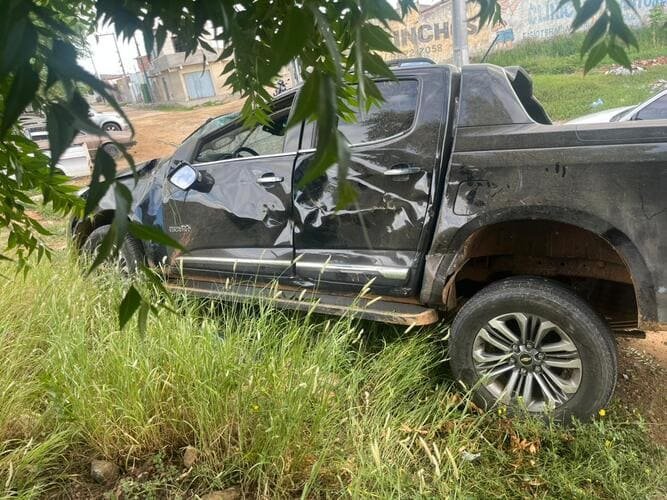 Acidente na BR-407: caminhonete capota e desce barranco em Juazeiro