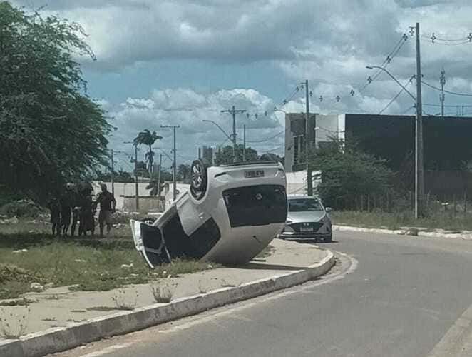 Acidente em Juazeiro: carro capota na Avenida Sebastião Almeida